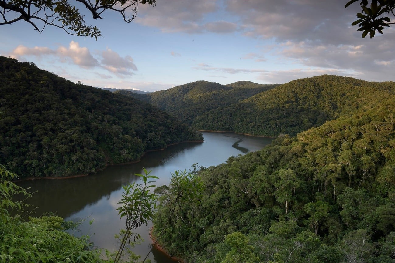 Rio Juquiá que serpenteia o Legado das Águas